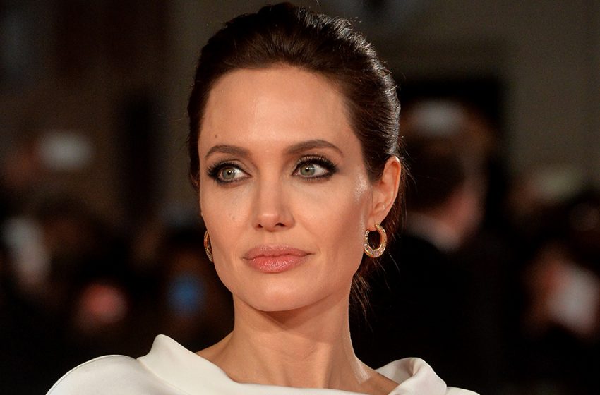  Chance incroyable pour les paparazzis : Angelina Jolie a soudainement souri et salué ses poursuivants