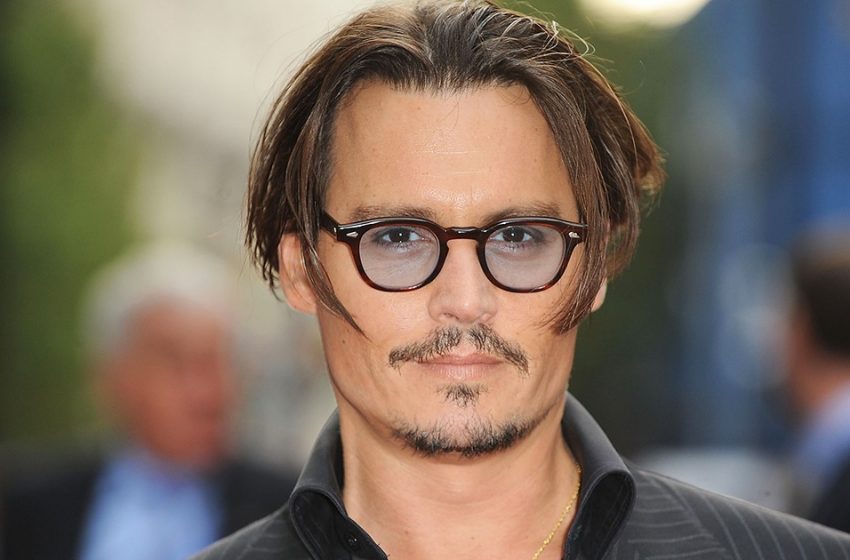  Des photos du fils de Johnny Depp, qui se cache, ont été publiées en ligne : “Quelle ressemblance frappante !”