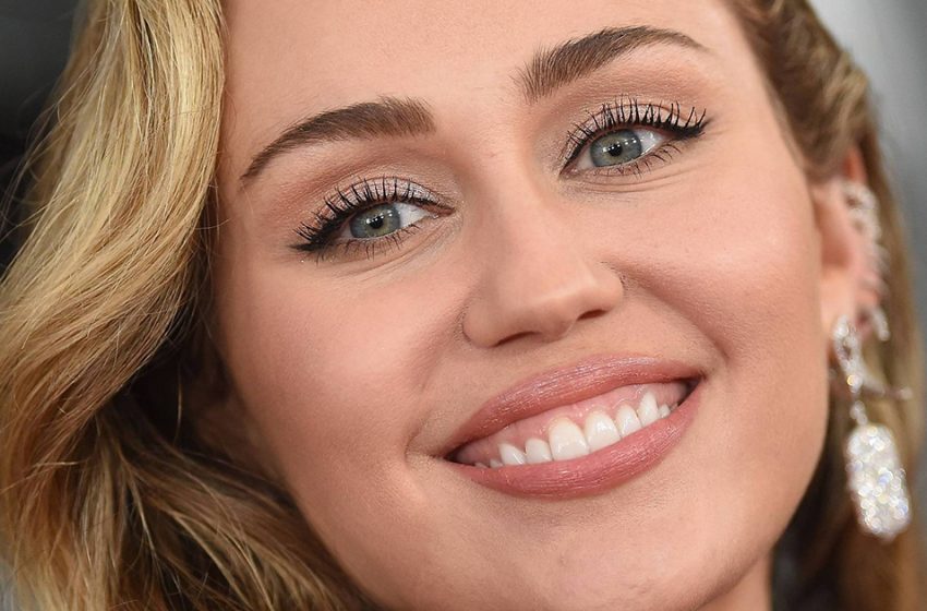 Miley Cyrus a assisté à un défilé de mode dans une tenue élégante mettant en valeur sa silhouette