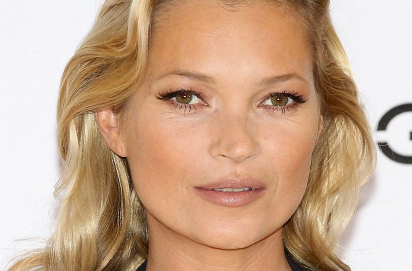  Moss, 49 ans, dans une robe transparente sans soutien-gorge a plu aux hommes