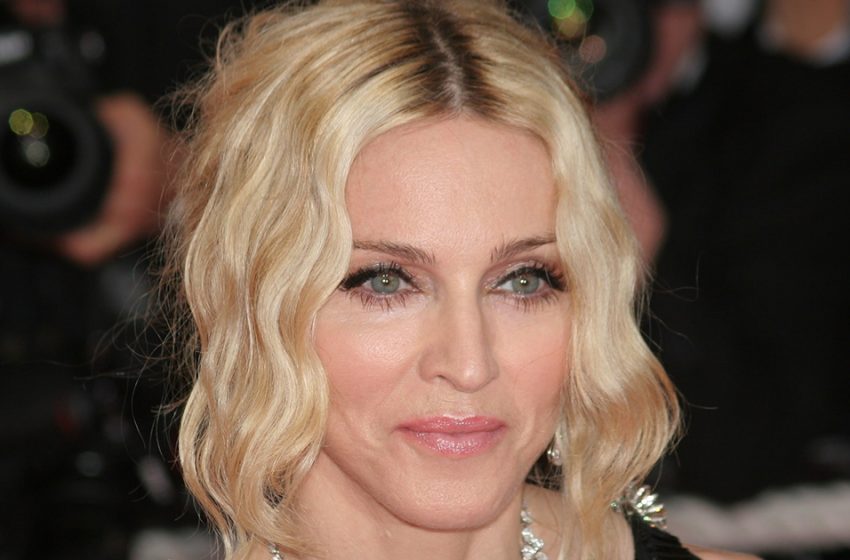  “Est-ce une blague, mamie?” Madonna, 64 ans, a montré ses seins en lingerie transparente et moulante