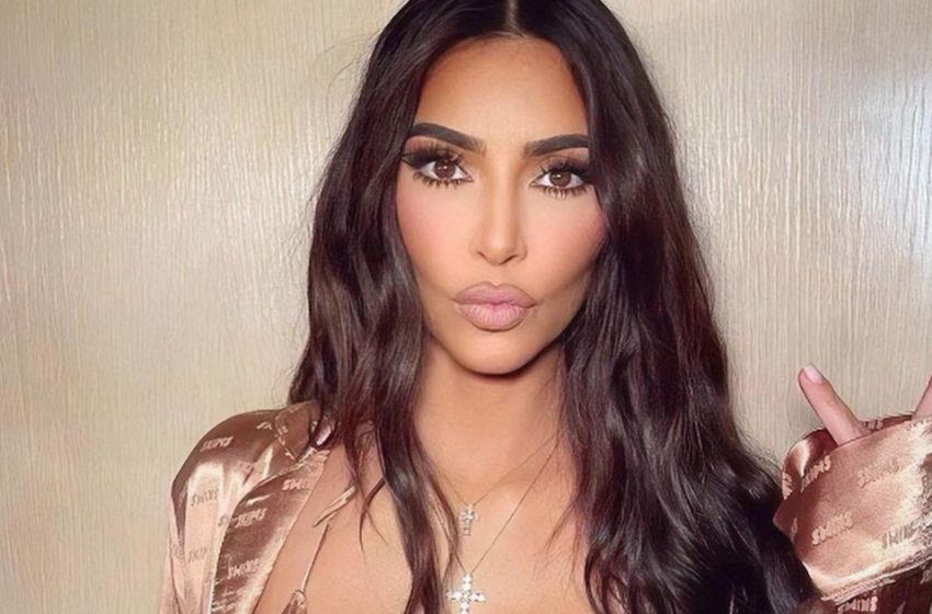  “Moins pour deux.” La blonde mince Kardashian en maillot de bain a fasciné les fans