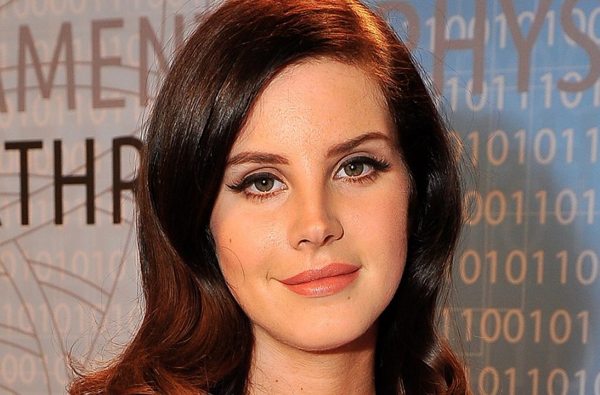  “C’est très désuet” : Lana Del Rey, 37 ans, monte sur scène dans une robe en velours