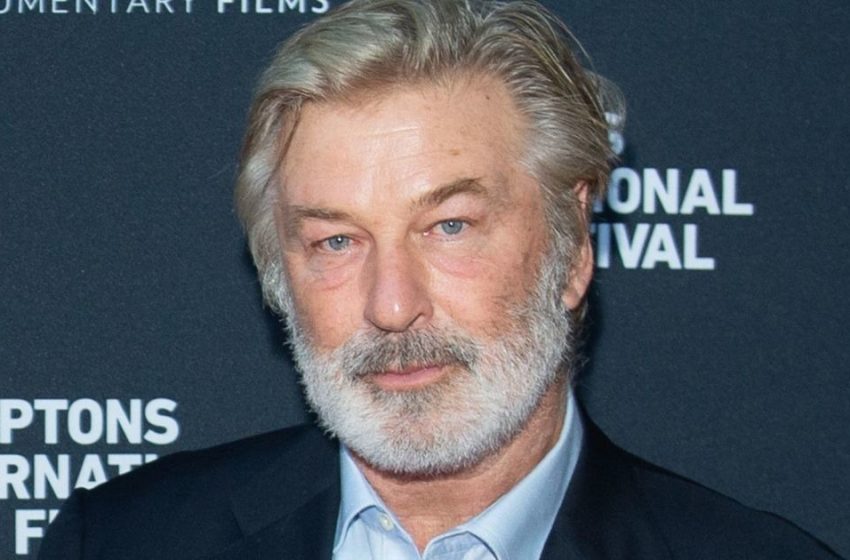  Ne peut pas marcher sans une canne. Alec Baldwin fait sa première apparition publique après une importante opération chirurgicale