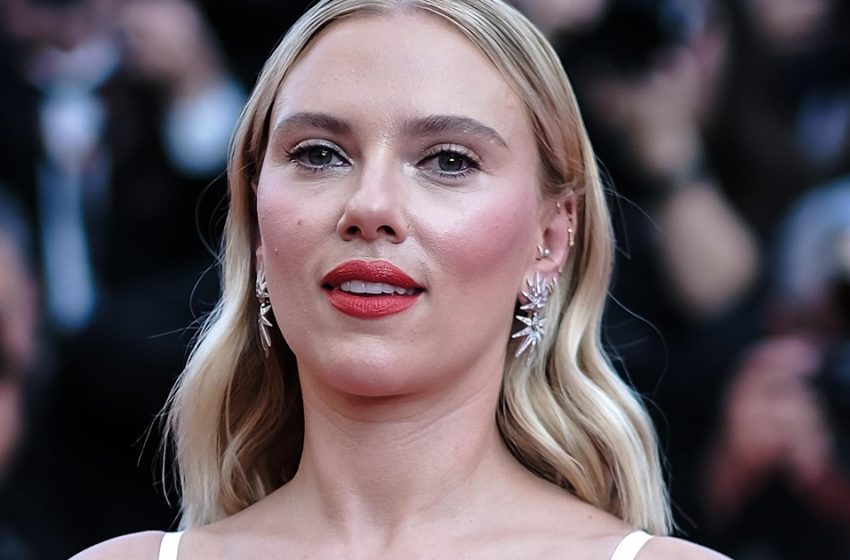  Bras potelés et ventre proéminent : Scarlett Johansson, enrobée, est apparue dans une robe moulante