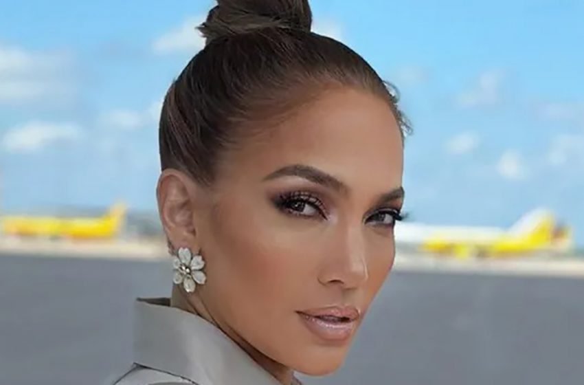  Jennifer Lopez dévoile un tatouage piquant dédié à Ben Affleck sous sa poitrine