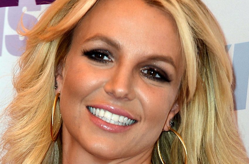  Prenez-lui son téléphone ! Britney a baissé son short pendant la danse et a délibérément montré plus que nécessaire