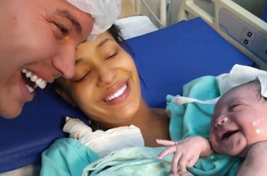  Papa a parlé à sa fille pendant 9 mois : Elle l’a reconnu immédiatement après la naissance