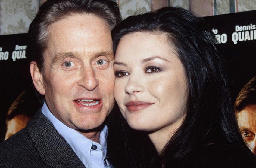  Rides profondes et yeux larmoyants. Zeta Jones stupéfaite par une photo de son mari de 78 ans