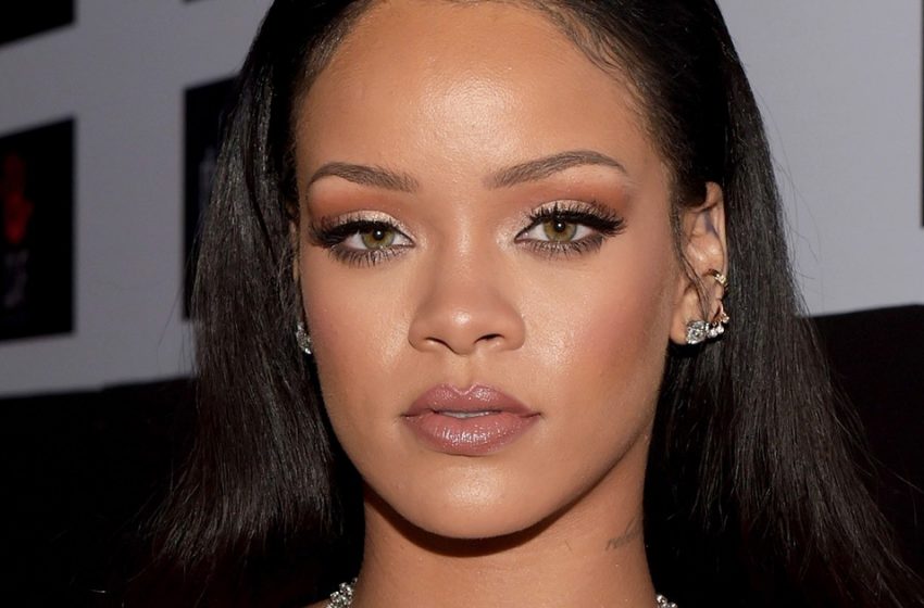  Rihanna enceinte est apparue à la Fashion Week de Paris avec un collier en diamants d’une valeur de $700.000