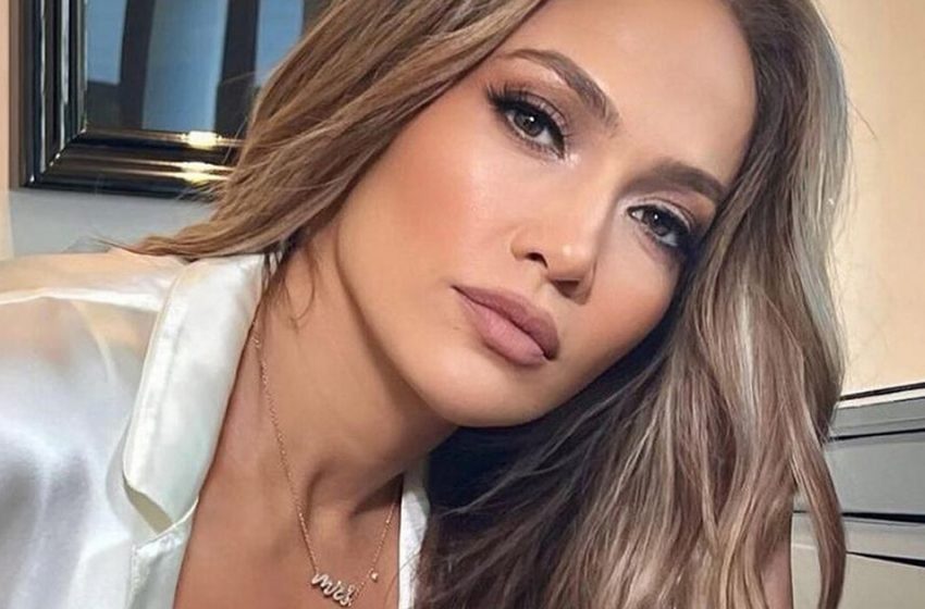  La perte de son élasticité. Les paparazzis ont stupéfié la toile avec des photos honnêtes de Jennifer Lopez qui vieillit.