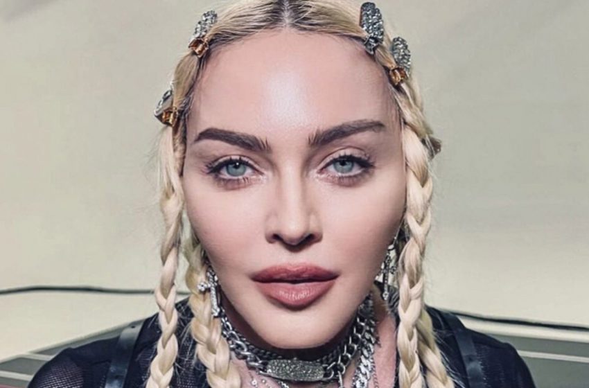  Sautant du corset. Madonna épate ses fans avec ses charmes