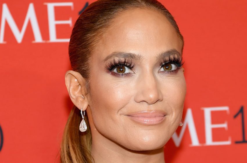  Elle n’est pas timide : J-Lo dévoile sa silhouette généreuse
