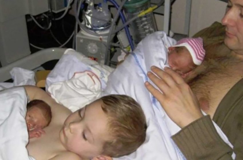  L’histoire d’un garçon qui a aidé son père à réchauffer ses nouveaux jumeaux : la belle photo est devenue virale