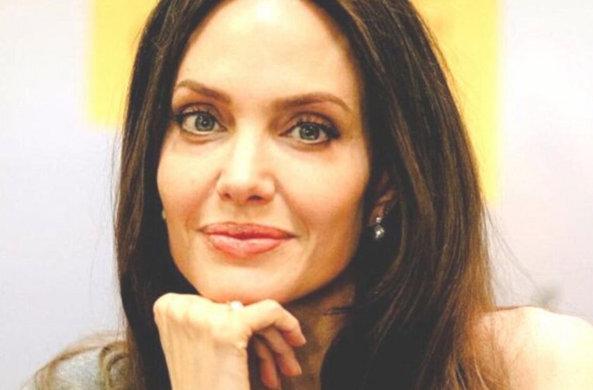  Angelina Jolie, filmée par des paparazzi à New York, dans une robe et un trench-coat à moitié déboutonné