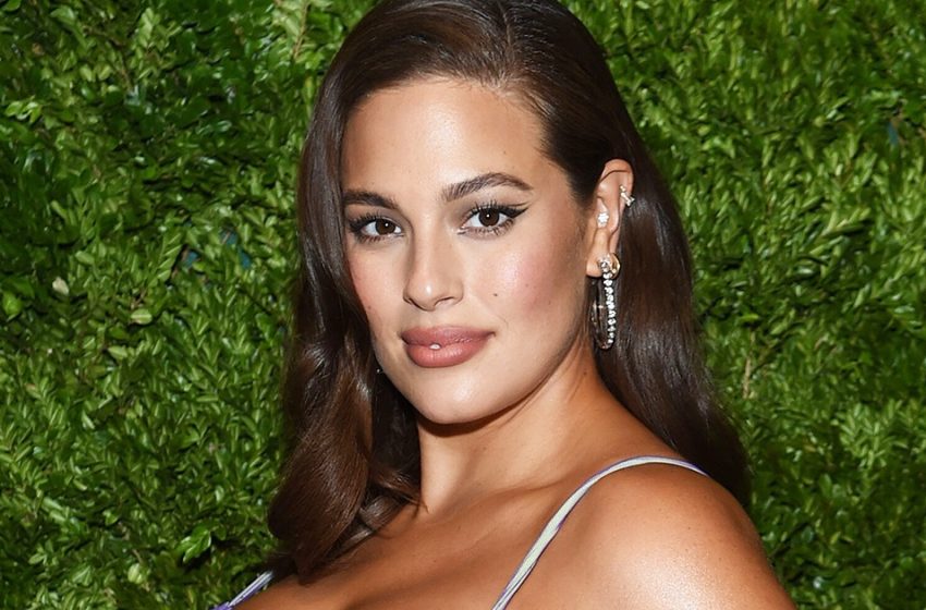  “Elle a encore perdu du poids?” Ashley Graham de 90 livres a montré une taille fine dans un pull transparent