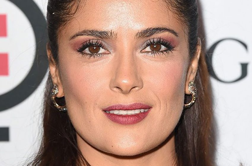  “J’espère que le bikini n’est pas annulé!” Salma Hayek a célébré les vacances dans la piscine