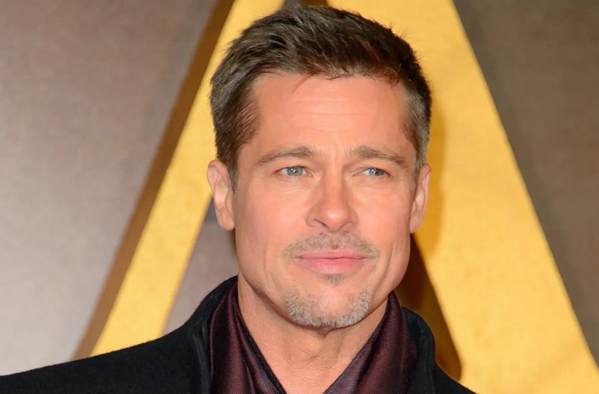  Un Brad Pitt incroyablement rajeuni est apparu en France dans une chemise avec les boutons du haut défaits.