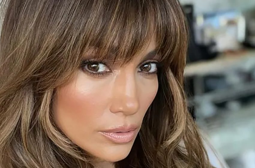  “La poitrine trop visible” : Jennifer Lopez gênée sur le tournage dans une robe verte provocante sans soutien-gorge