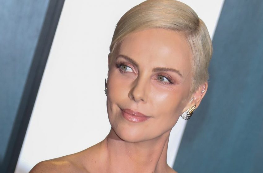  “Les plus belles jambes d’Hollywood !” : Charlize Theron se vante de sa silhouette parfaite dans une tenue audacieuse