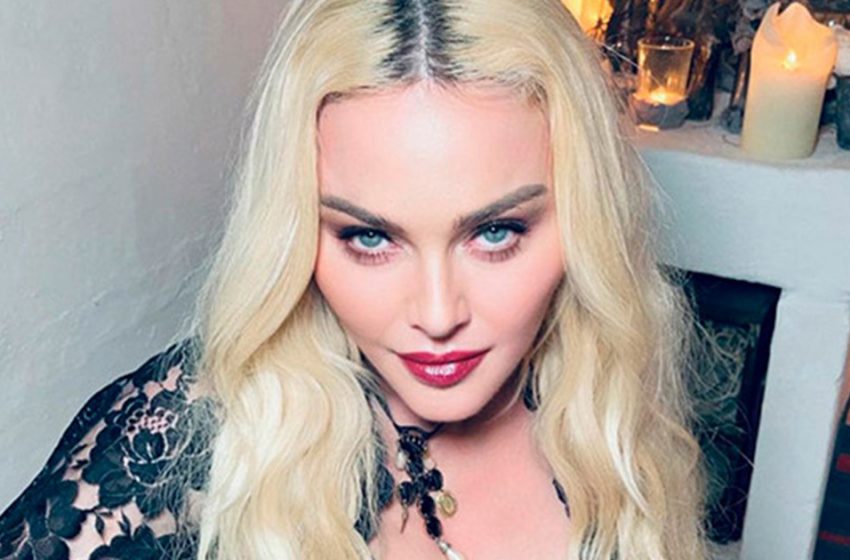  L’implant est visible. À 64 ans, Madonna exhibe sa nouvelle silhouette dans des collants.