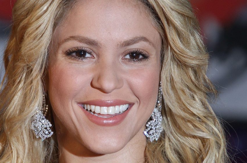  ‘Non à tous les petits amis’ : Shakira est apparue à la Fashion Week de Paris dans une tenue blanche flamboyante