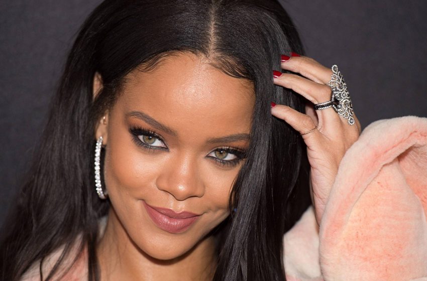  La star enceinte expose son ventre : Rihanna pose en bustier rose et string