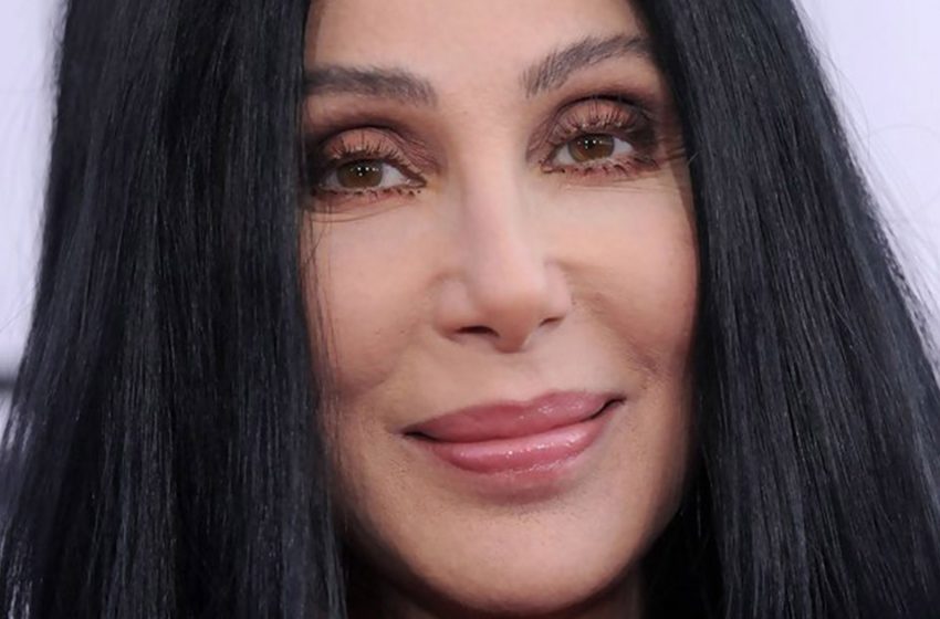  Dépassant Madonna, Cher, 76 ans, a exposé ses longues jambes dans une combinaison moulante