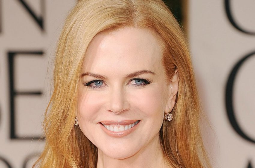  Une fille dans le dos, une retraitée sur son passeport : Nicole Kidman brille avec sa silhouette en mini-robe