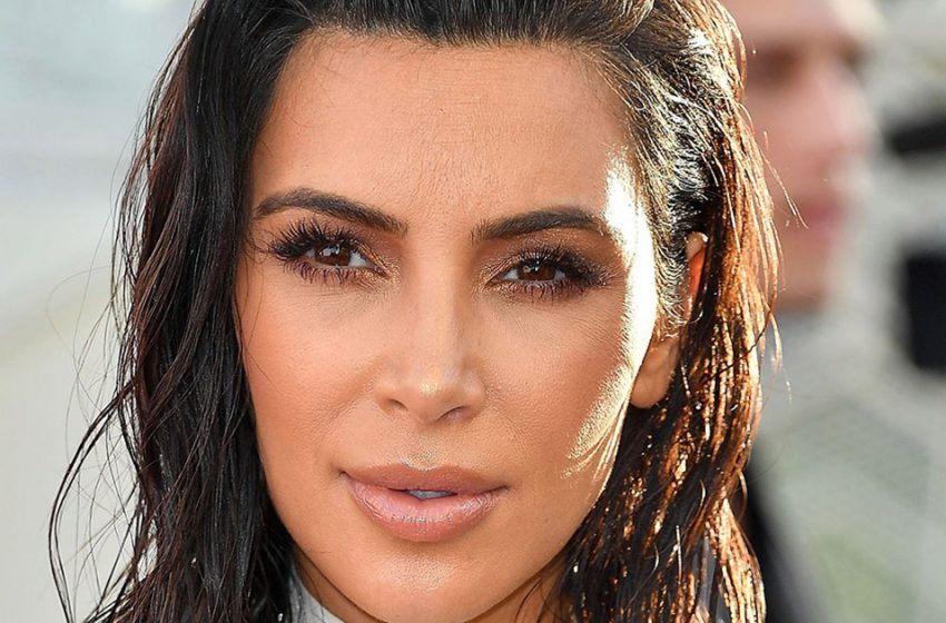  L’idéal masculin. Une Kim Kardashian amincie dans une robe invisible charme les photographes
