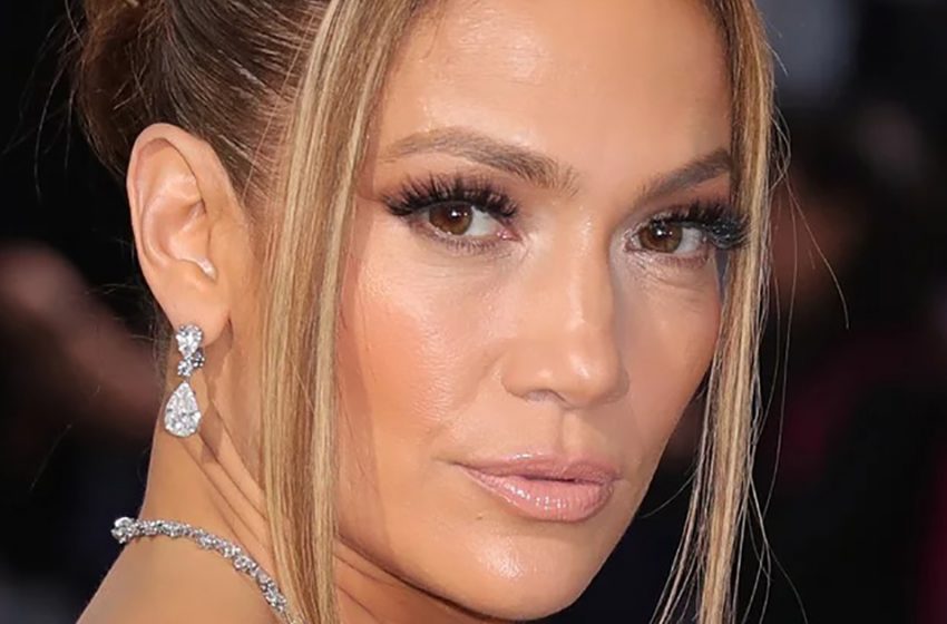  De près, sans maquillage ni fomo-shop : les paparazzis ont surpris Jennifer Lopez en vacances.