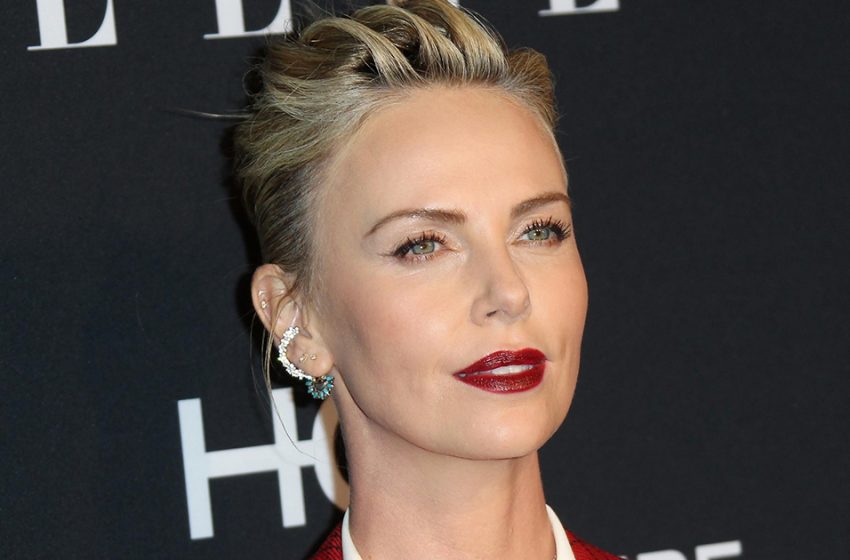  Femme magnifique. Charlize Theron, 47 ans, a été photographiée sur la plage sans retouches