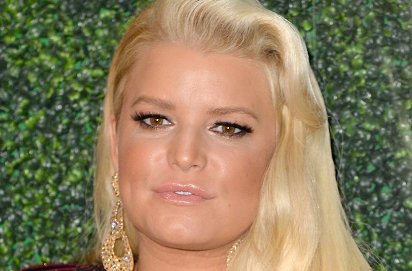  “Peut-on arrêter de perdre du poids maintenant?”: Jessica Simpson, a tellement maigri que tous ses vêtements lui tombent dessus