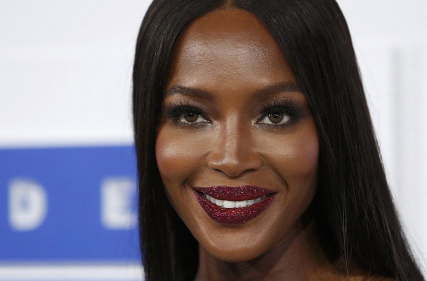  Sans artifice. Les paparazzis ont montré Campbell, 52 ans, sans perruque en vacances.