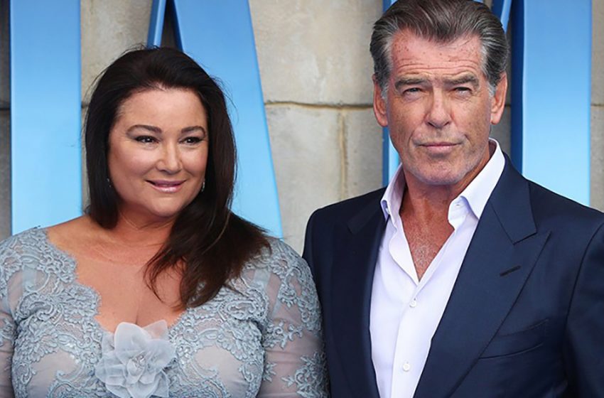  “À mes yeux, elle est parfaite.” Les paparazzi ont capturé l’épouse de 100 kg de Brosnan en combinaison lors de vacances.