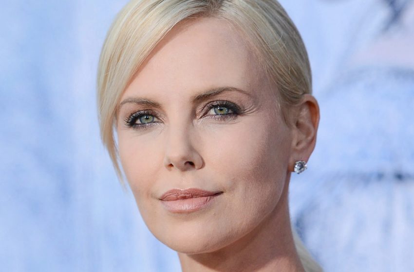  Rides, ventre flasque et poids de moins de 90 kg : le poids de Charlize Theron est méconnaissable.