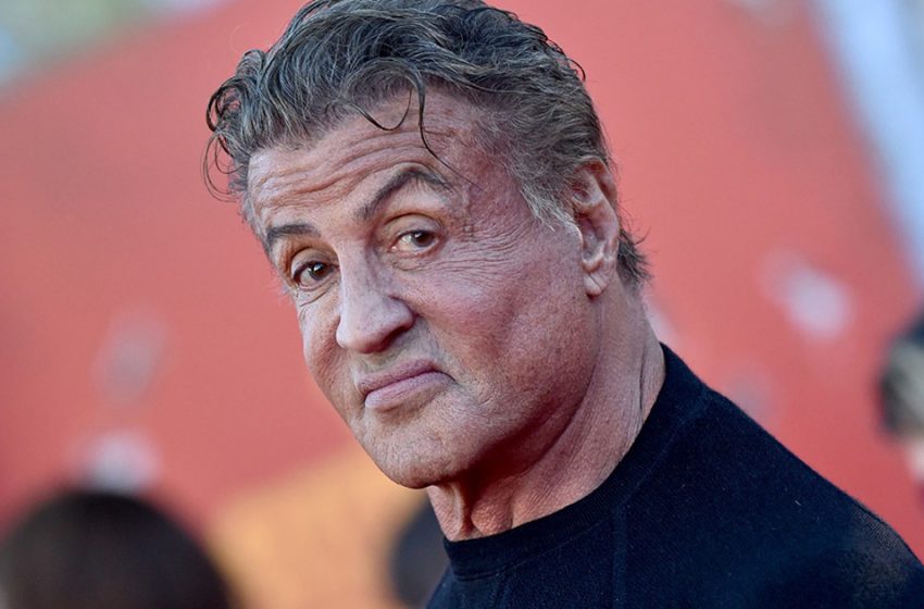  Ensemble depuis 26 ans ! Stallone, âgé de 77 ans, a été photographié dans la piscine avec sa jeune femme.
