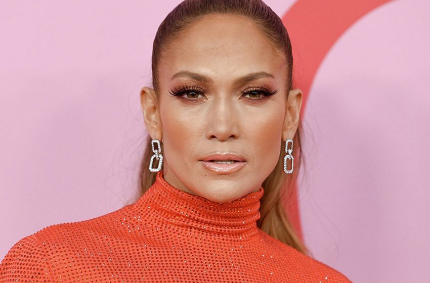  Une tignasse de cheveux non lavés et des rides sur son front. Les paparazzi ont montré Jennifer Lopez, âgée de 53 ans, dans sa vie quotidienne.