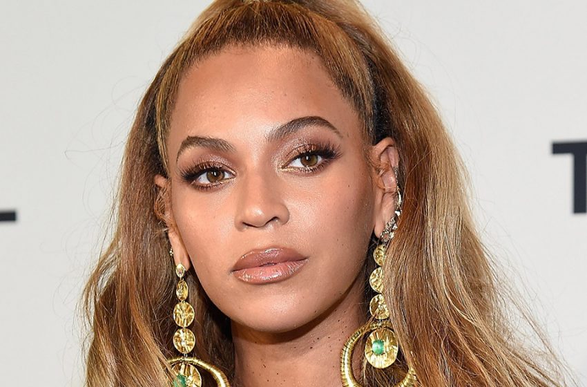  ‘Splendide apparence’ – la chanteuse Beyoncé a enchanté le public dans une combinaison transparente.
