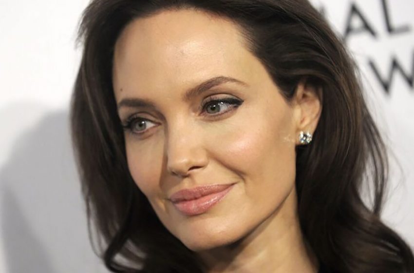  ‘Mèches en désordre, racines grises’ : Angelina Jolie négligée et vêtue de vêtements froissés alimente les rumeurs de dépression