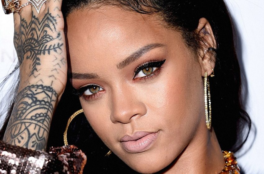 La Chanteuse Rihanna Enceinte, Portait Son Petit Fils Dans Ses Bras ...