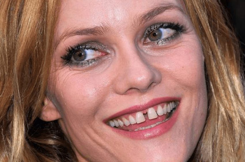  Les paparazzi ont repéré Vanessa Paradis en vacances avec son fils de Johnny Depp et jugent son apparence “comme celle d’une personne sans-abri”.