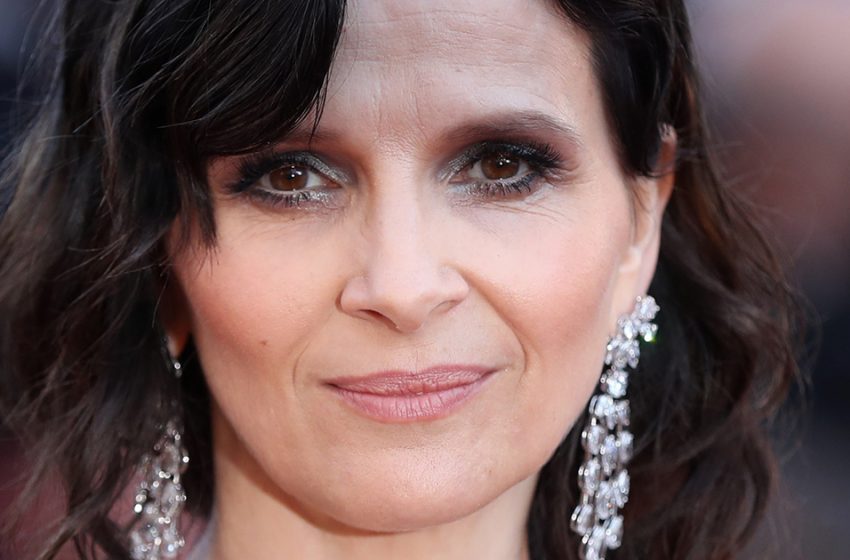  Cape violette à franges : Juliette Binoche est montée sur scène dans une tenue inhabituelle.