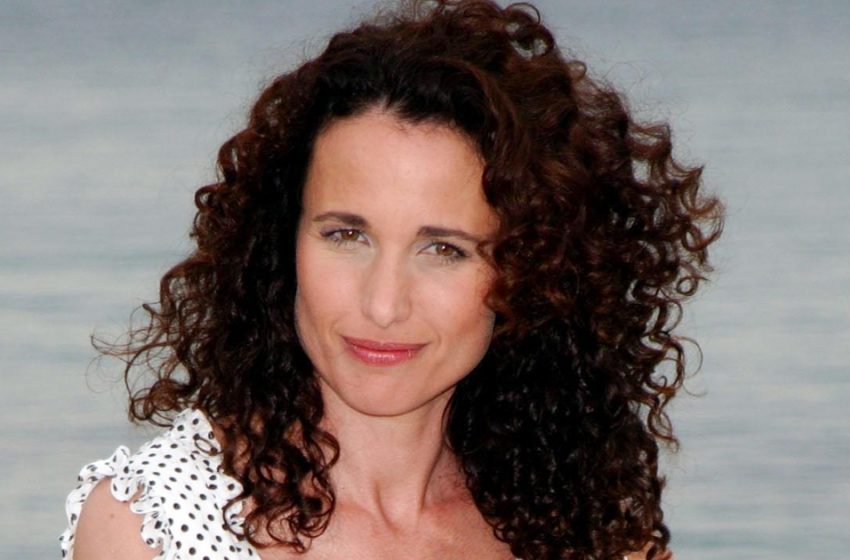  “Je suis fatiguée d’être jeune” : Comment Andie MacDowell, 65 ans, se présente aujourd’hui après avoir arrêté de teindre ses cheveux et d’utiliser du Botox.