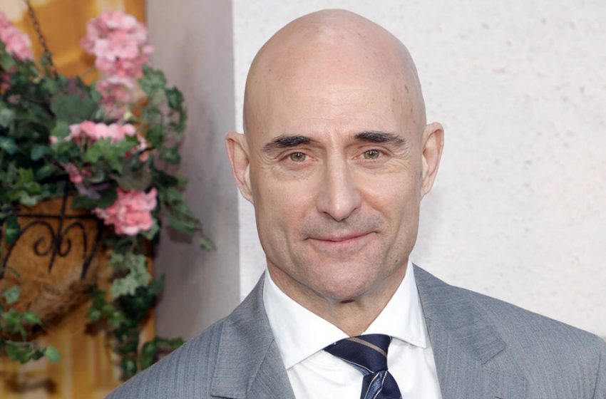  Il est plus brutal maintenant. À quoi ressemblait Mark Strong, âgé de 59 ans, avec des cheveux avant de devenir chauve ?