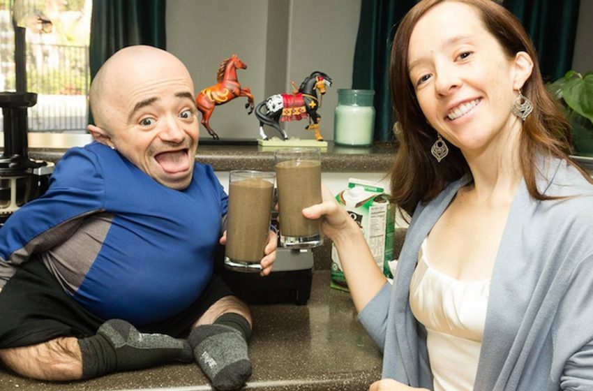  La femme mesure deux fois la taille de son mari ! Ce couple marié étonne les gens du monde entier.