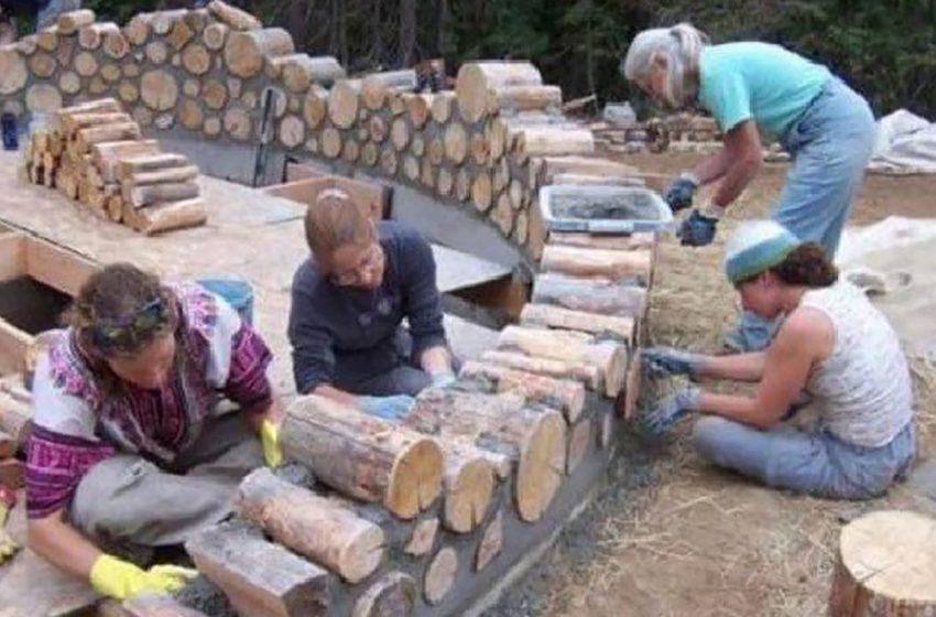  Ils ont construit une maison en bois avec du bois de chauffage ordinaire ! La maison est chaude même en hiver glacial !