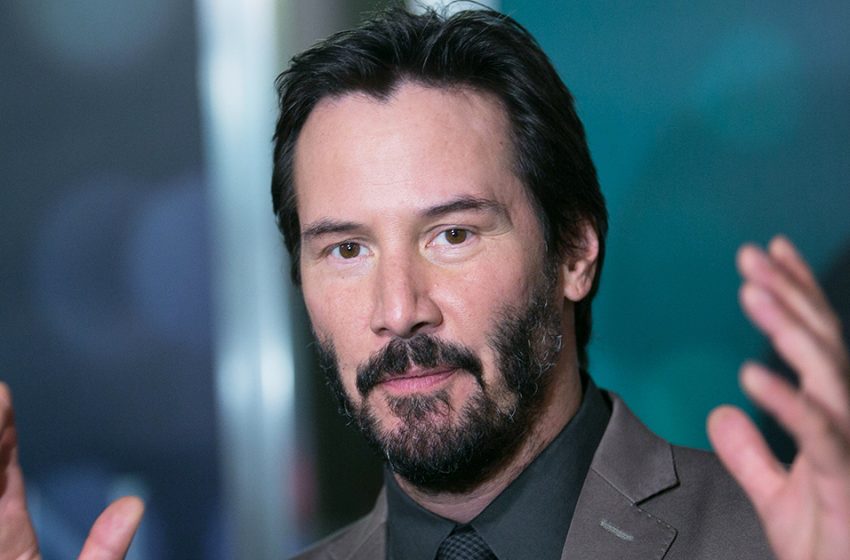  Et il est le superstar ? Un Keanu Reeves à l’allure de sans-abri a été retrouvé assis sur le trottoir.