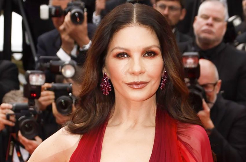  ‘C’est trop chaud’ : Catherine Zeta-Jones, 53 ans, a dévoilé son luxuriant décolleté dans un maillot de bain à la découpe audacieuse.