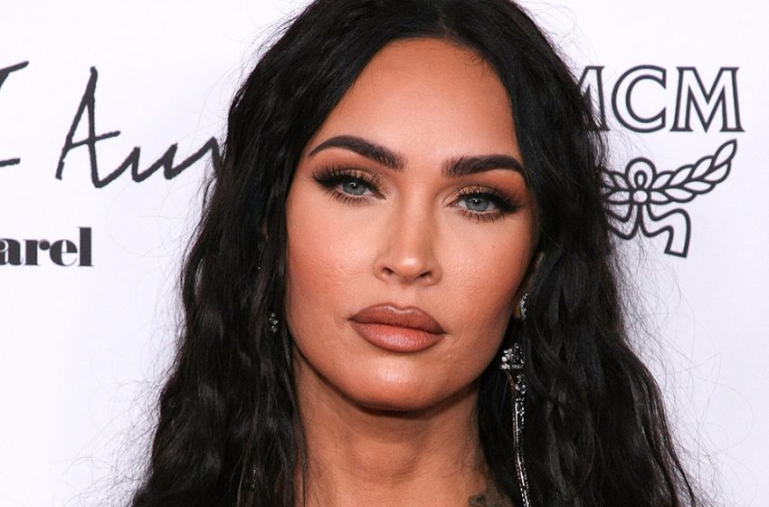  Magnifique et séduisante : Megan Fox a brillé sur la plage dans une robe de plage blanche mouillée.